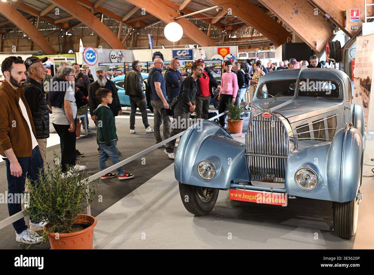 Les visiteurs ou les amateurs de voitures anciennes admirent une Bugatti type 57S (1936) au salon automobile Motor passion ou au salon automobile Avignon France Banque D'Images