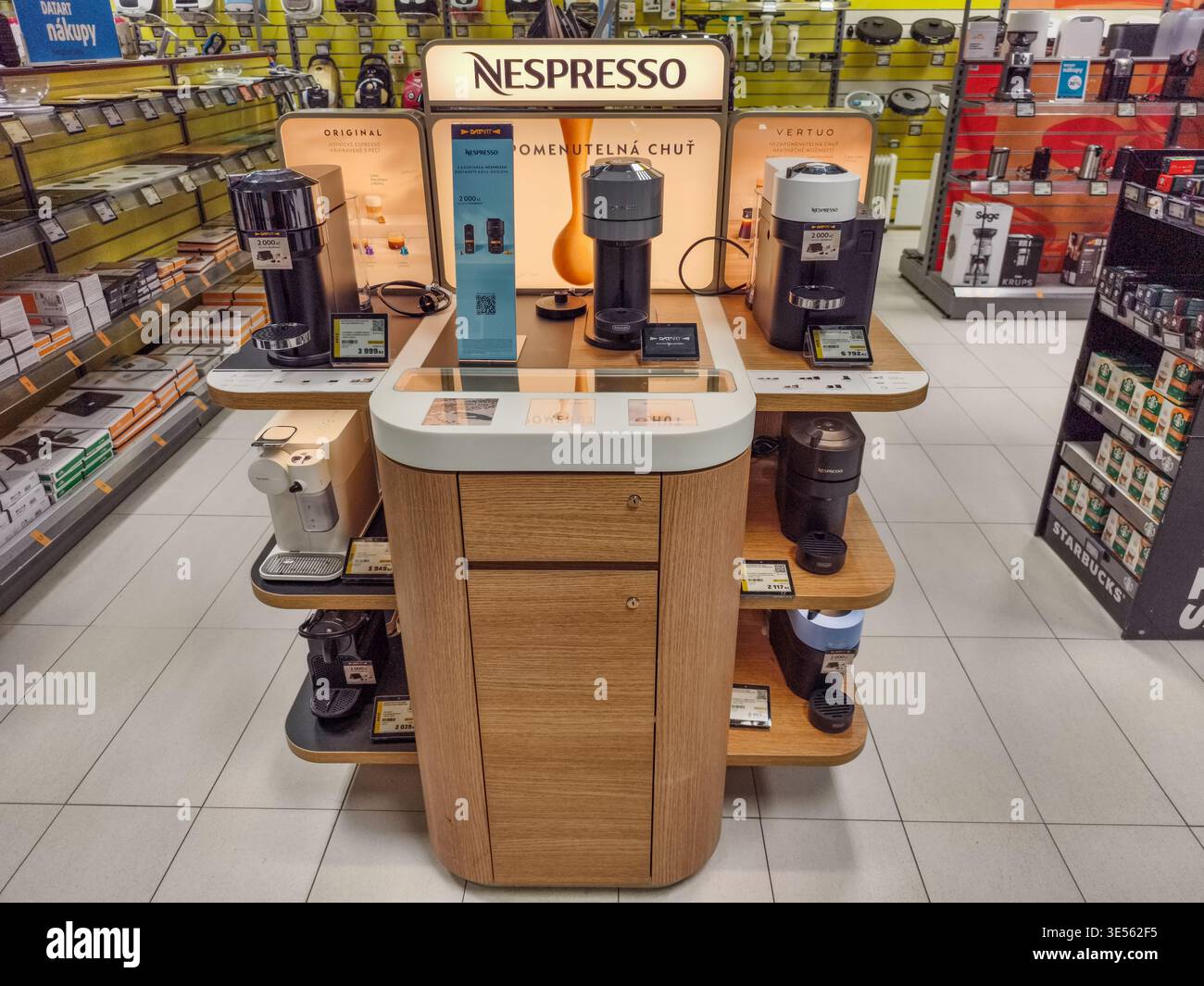 Prague, République tchèque - 31 mars 2026 : machines à café Nespresso original et Vertuo sur un présentoir en bois avec signalisation tchèque dans le magasin de Prague. Banque D'Images