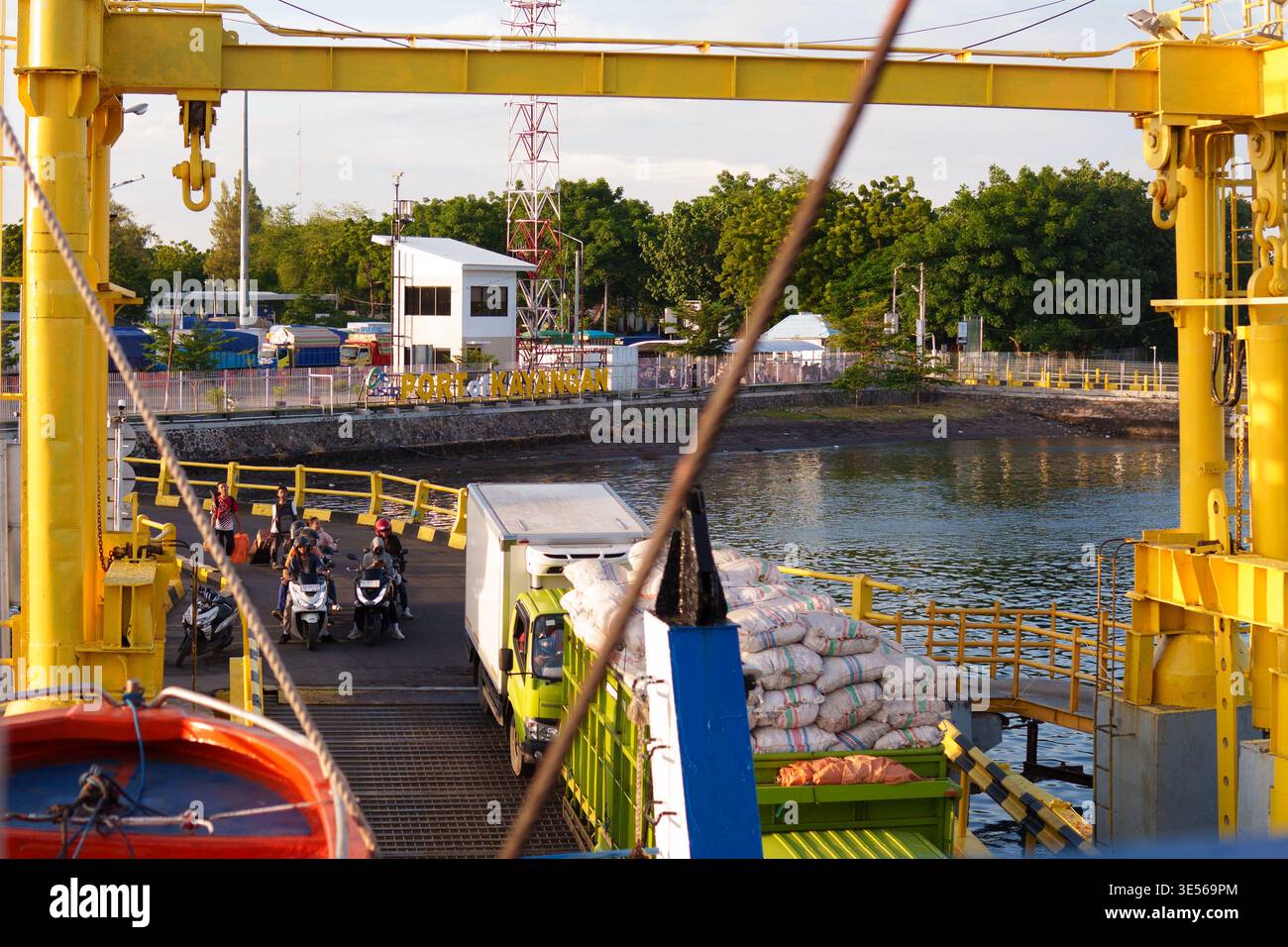 Lombok, Indonésie - 13 mars 2026 : véhicules et passagers embarquent sur un ferry au port de Kayangan à Lombok, dans l'ouest de Nusa Tenggara. Banque D'Images