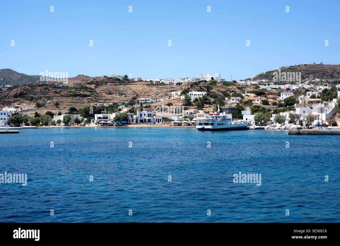 Kalamitsi vue depuis la mer. Kimolos, Cyclades, mer Égée, Grèce. Banque D'Images