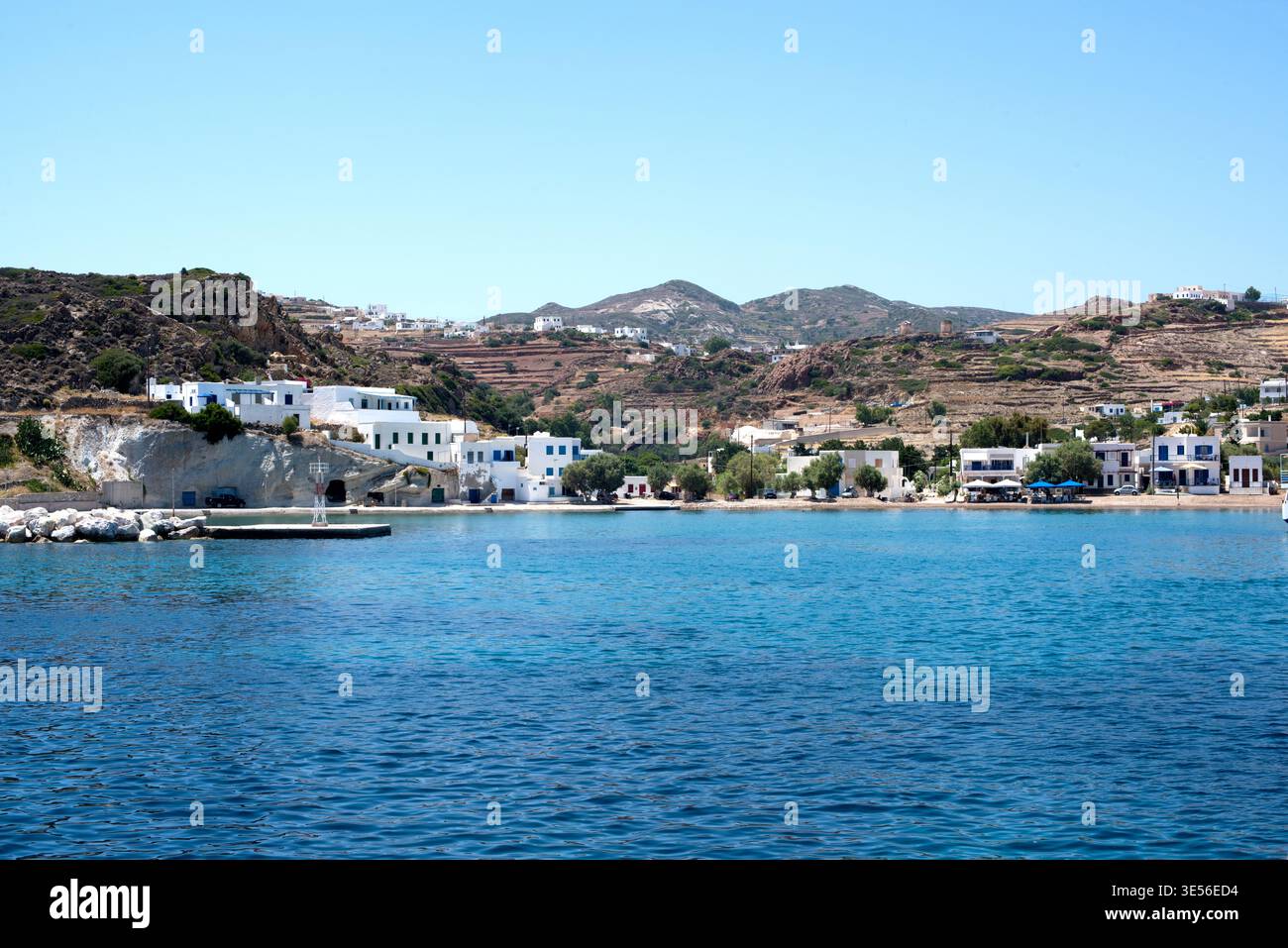Kalamitsi vue depuis la mer. Île de Kimolos, Cyclades, mer Égée, Grèce. Banque D'Images