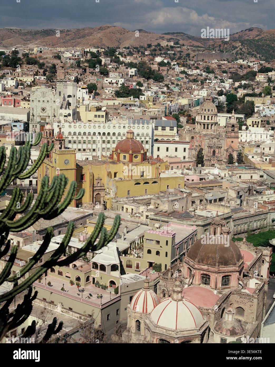 Mexique. Guanajuato. Vue panoramique de la ville avec Basilique notre-Dame de Guanajuato. Banque D'Images