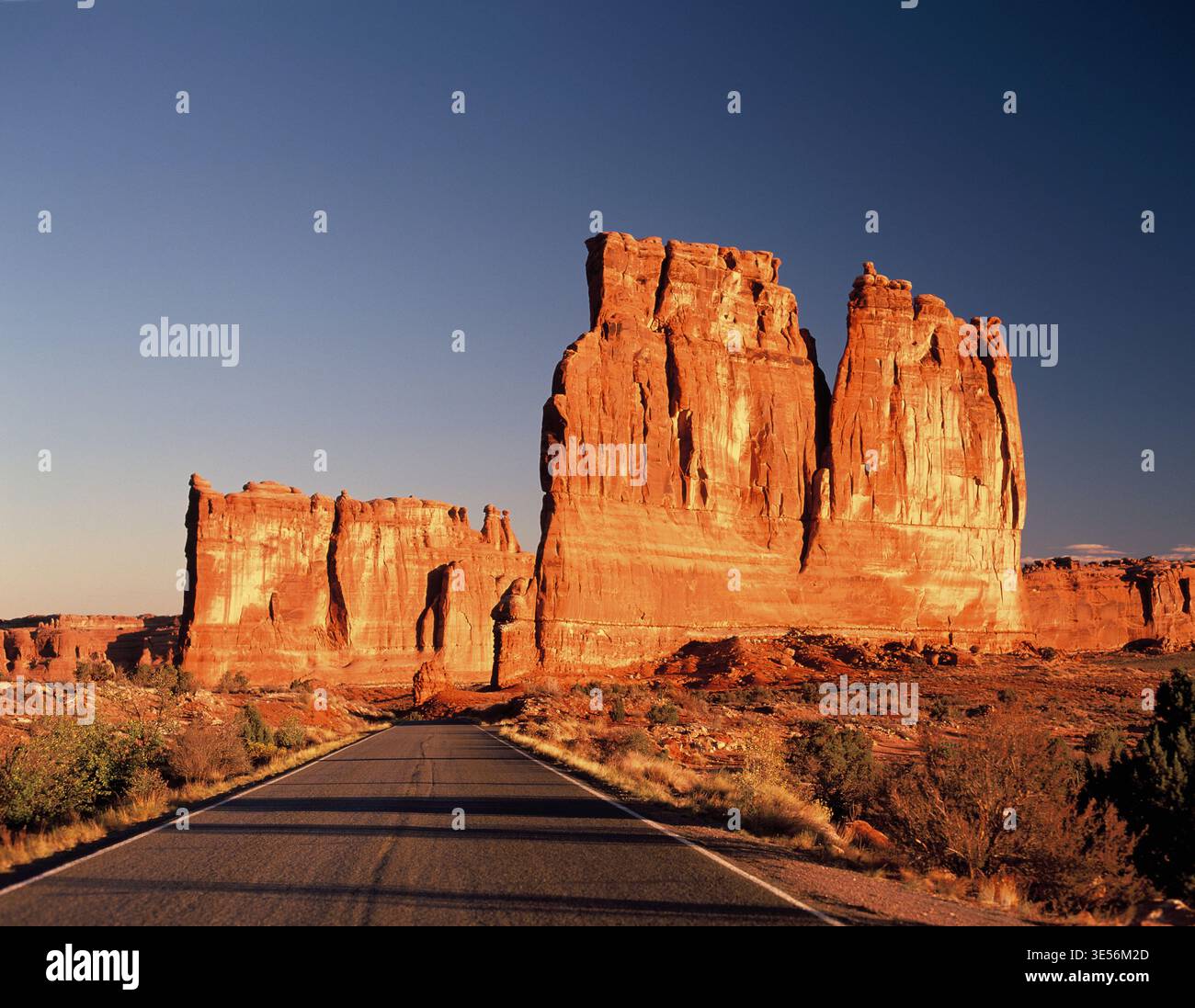 États-Unis. Utah. Parc national des arches. Formations rocheuses de Courthouse Towers. Banque D'Images