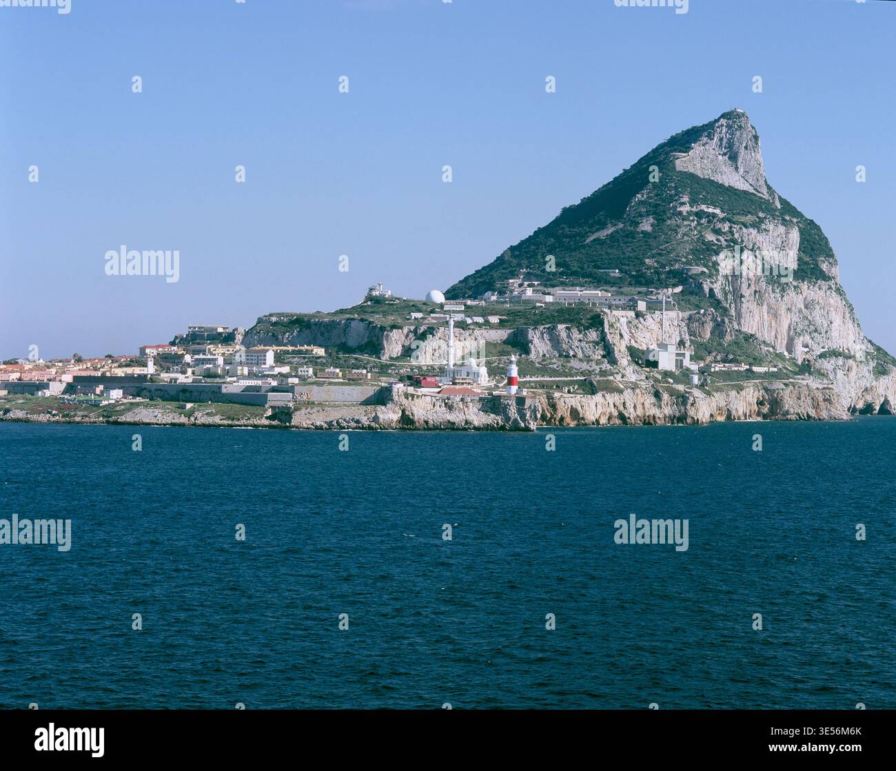 Gibraltar. Vue sur le rocher depuis la mer. Banque D'Images