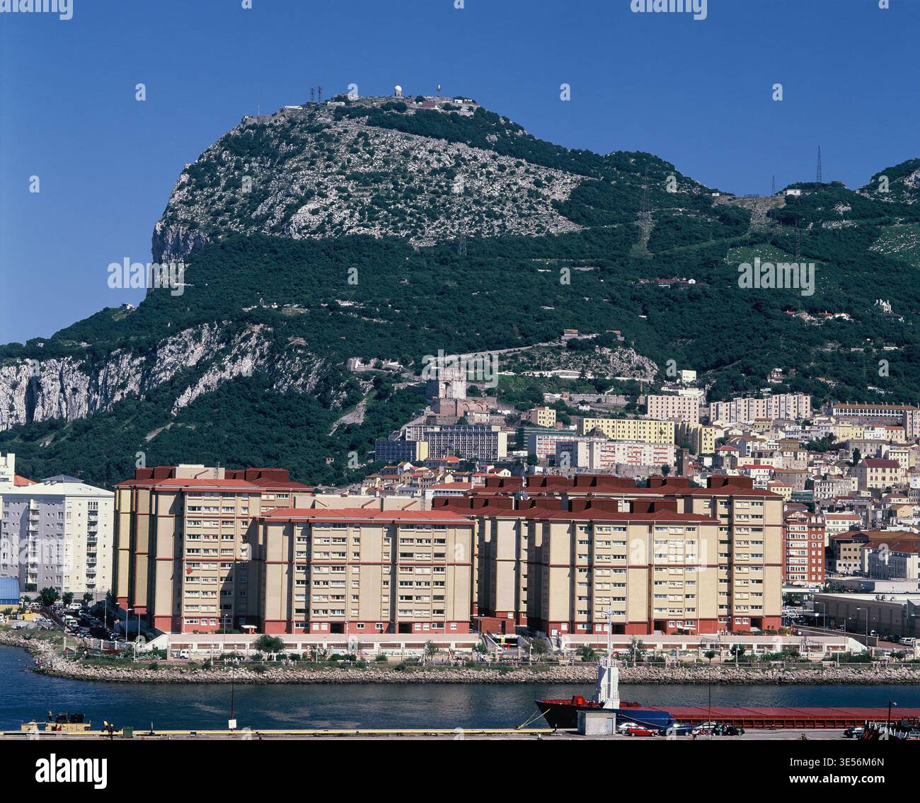 Gibraltar. Vue sur le port & le Rocher de Gibraltar. Banque D'Images