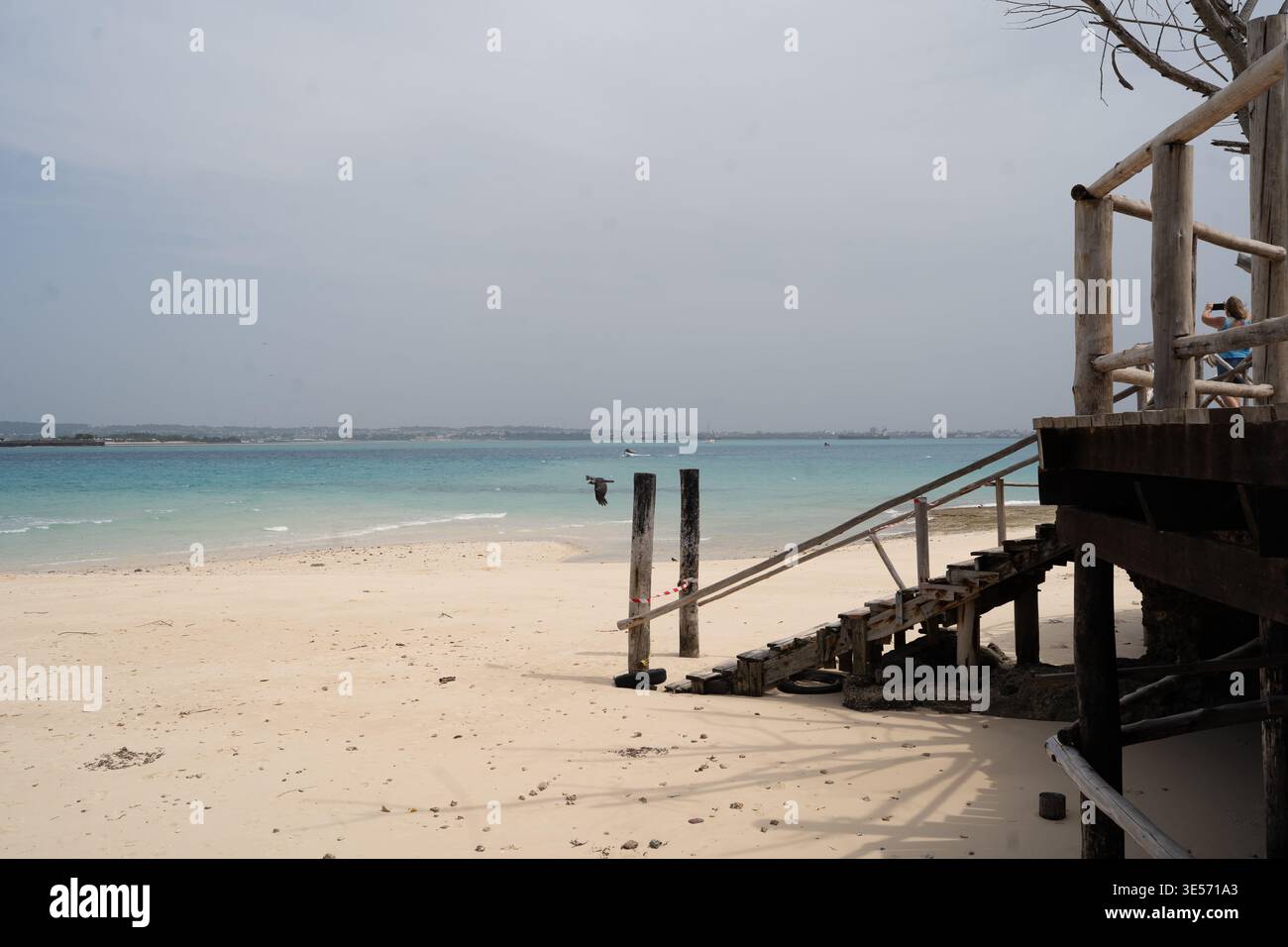 Escaliers de plage en bois et rivage turquoise à Kaefunk Beach Zanzibar Banque D'Images