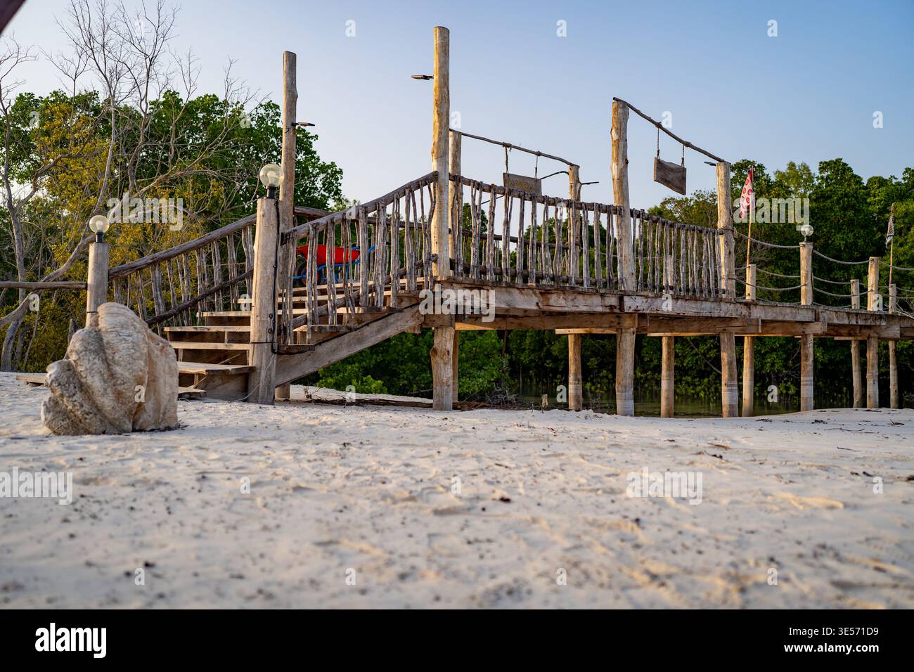 Jetée en bois sur une plage de sable avec des mangroves à Zanzibar Banque D'Images