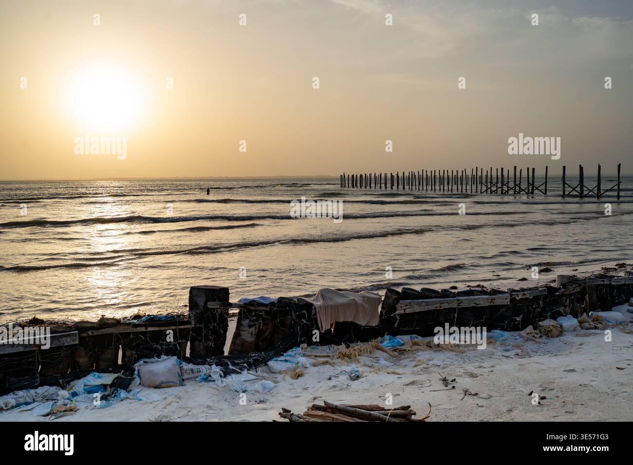 Coucher de soleil sur la plage avec des restes en bois à Kaefunk Beach Zanzibar Banque D'Images