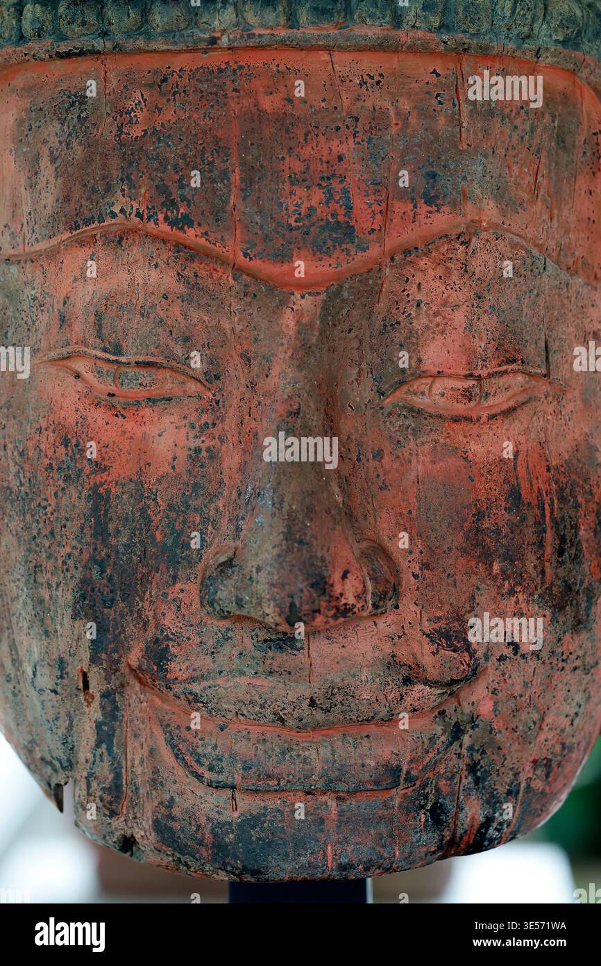 Gros plan du visage de la statue de Bouddha âgée avec les yeux à moitié fermés reflétant la tradition sculpturale artistique khmère. Siem Reap. Cambodge. Banque D'Images