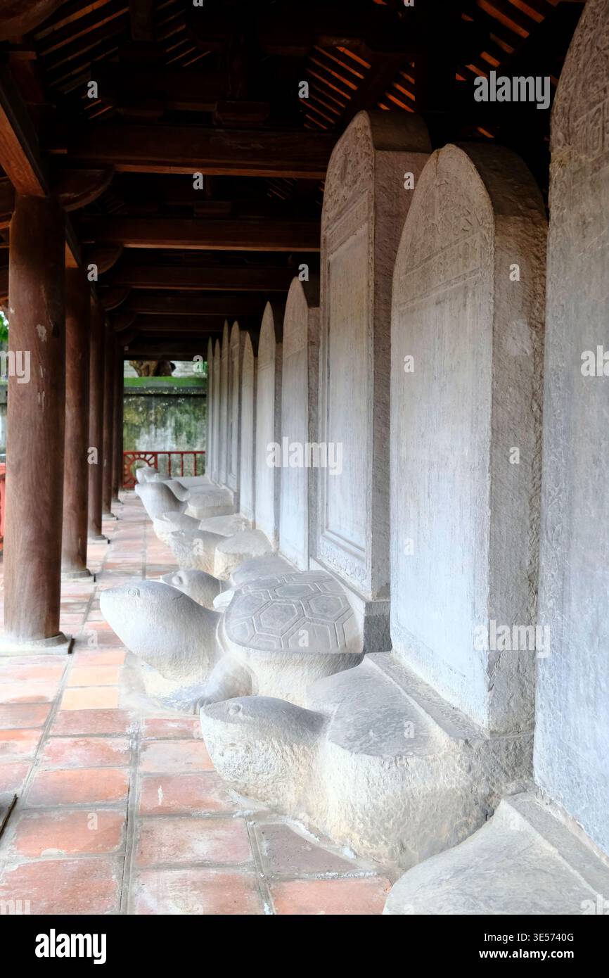 Temple de la littérature. Longue rangée de tortues de pierre supportant des stèles doctorales gravées. Hanoi. Vietnam. Banque D'Images