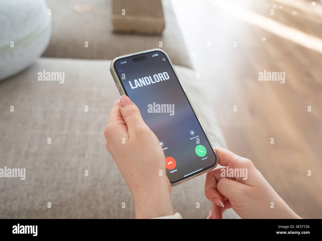 Un appel téléphonique d'un propriétaire signale des changements de loyer et des mises à jour de réglementation. Les droits des locataires et les politiques de logement évoluent. La hausse des coûts met à rude épreuve l'affordabil Banque D'Images