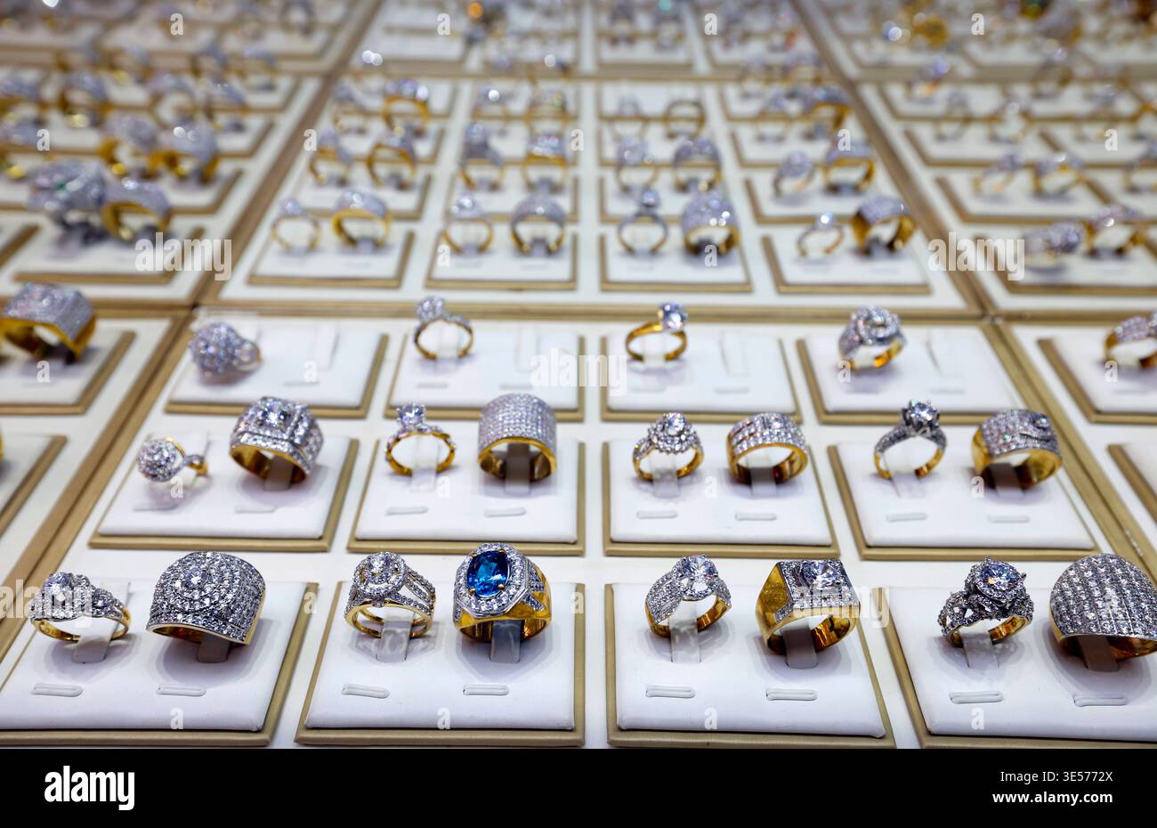 Bagues en or de luxe incrustées de diamants et d'un joyau de saphir sur des plateaux d'affichage blancs. Siem Reap. Cambodge. Banque D'Images