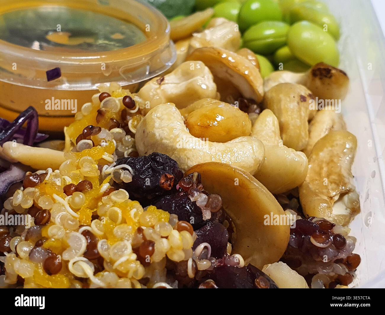 Gros plan macro-photo d'un récipient de préparation de repas sain avec un assortiment coloré d'ingrédients nutritifs. Le plat contient du quinoa mélangé Banque D'Images