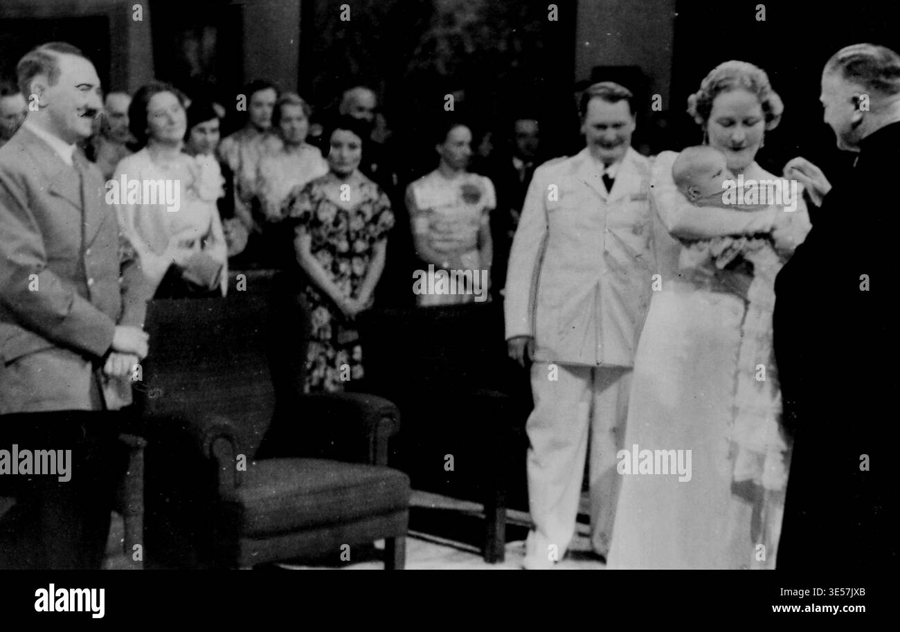 La fille de Goering baptisée Hitler comme parrain. (De gauche à droite) Herr Hitler, Fraulein fils Emanh, sœur de Frau Goering ; les deux marraines (sans nom), le maréchal Goering ; Frau Goering tenant le bébé, et l'évêque du Reich Mueller, lors de la cérémonie du 4 novembre. Edda, la fille de cinq mois du maréchal Hermann Goering, a été baptisée en novembre à Karinhall, la retraite de campagne de Goering. La cérémonie a été exécutée par l'évêque du Reich Mueller, en Allemagne, et Herr Hitler, parrain de l'enfant, était présent. 17 novembre 1938. (Photo d'Associated Press photo). Banque D'Images
