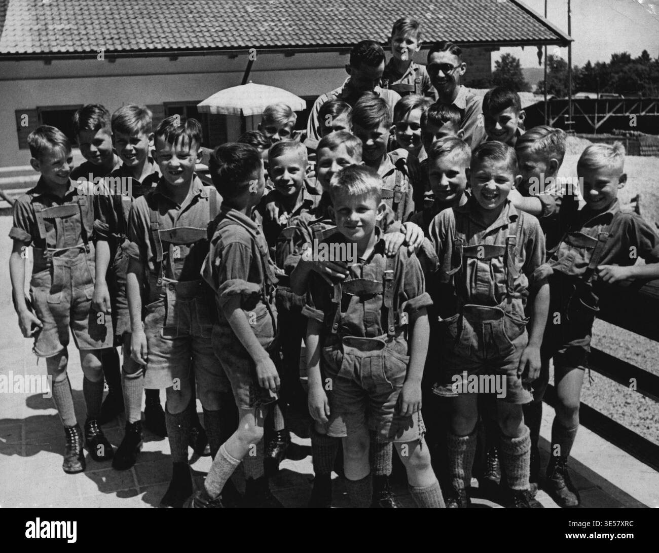 "Produits" de la volonté allemande de devenir une nation de "purs Aryians". Les enfants qu'Hitler avait prévus pour gouverner le monde - les enfants nés dans les fermes nazies de la seconde Guerre mondiale - sont aujourd'hui mentalement et physiquement arriérés en raison du manque de soins parentaux. Un pédiatre allemand, révélant cela hier, a déclaré qu'un sort similaire menaçait les enfants d'aujourd'hui lorsque les deux parents allaient travailler. Dans les fermes 'Lebensborn', des hommes 'nordiques' - principalement des officiers de la garde S. S. - ont été accouplés avec des filles volontaires 'aryennes' sélectionnées. 12 octobre 1940. (Photo de Kosmos Press Bureau (Australie) Pty. Ltd.). Banque D'Images