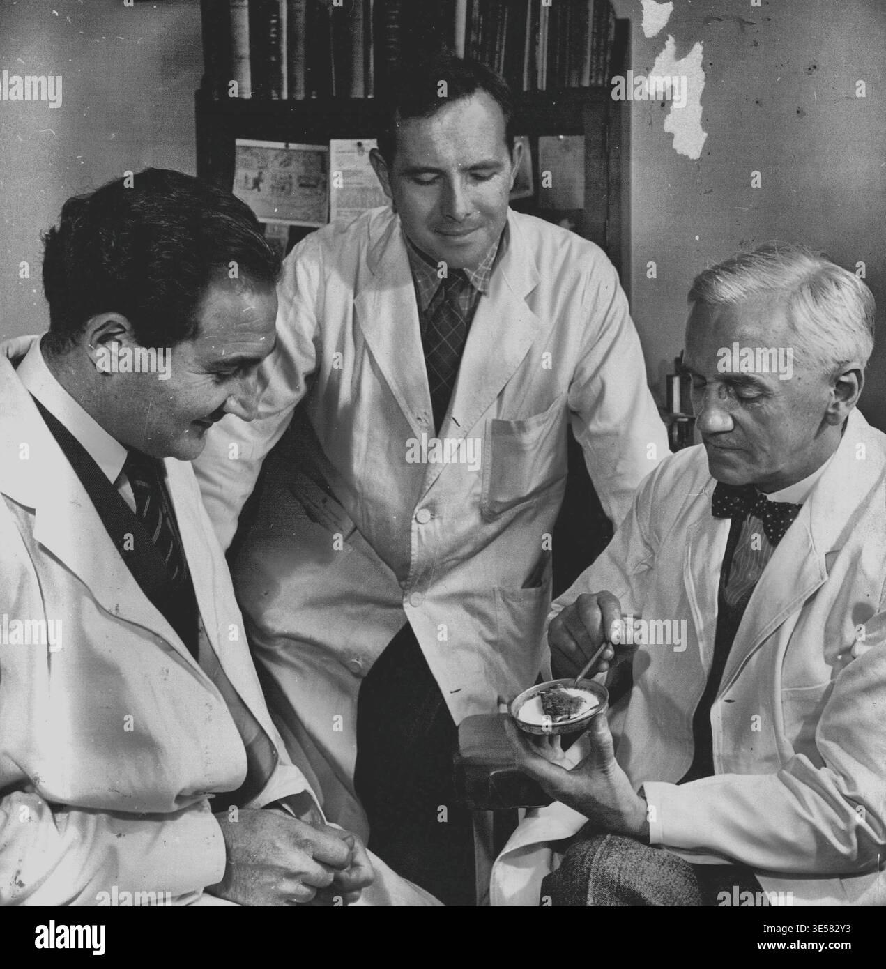 Sir Alexander Fleming Picture of Fleming illustre la série Daily Herald de DocRock Lands. 06 mai 1955. Banque D'Images