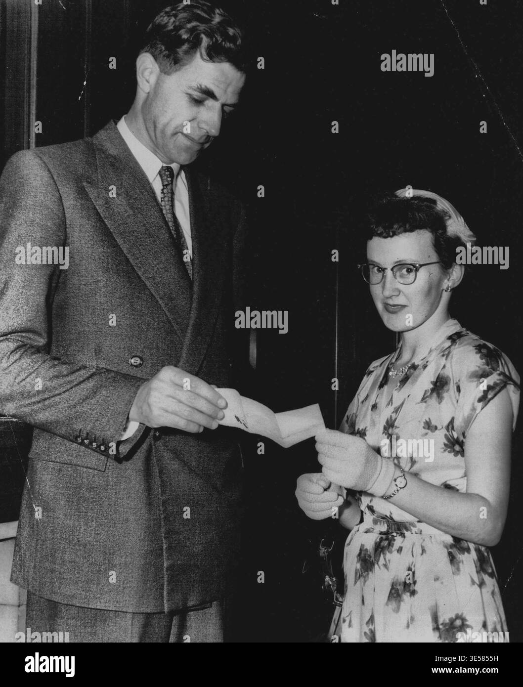 MRS Joyce Sanders de Lynche's Creek, Nouvelle-Galles du Sud, le gagnant de findaword No 9, recevant un chèque de £22 782 de l'éditeur du Sun-Herald Mr. Jack Flo Banque D'Images