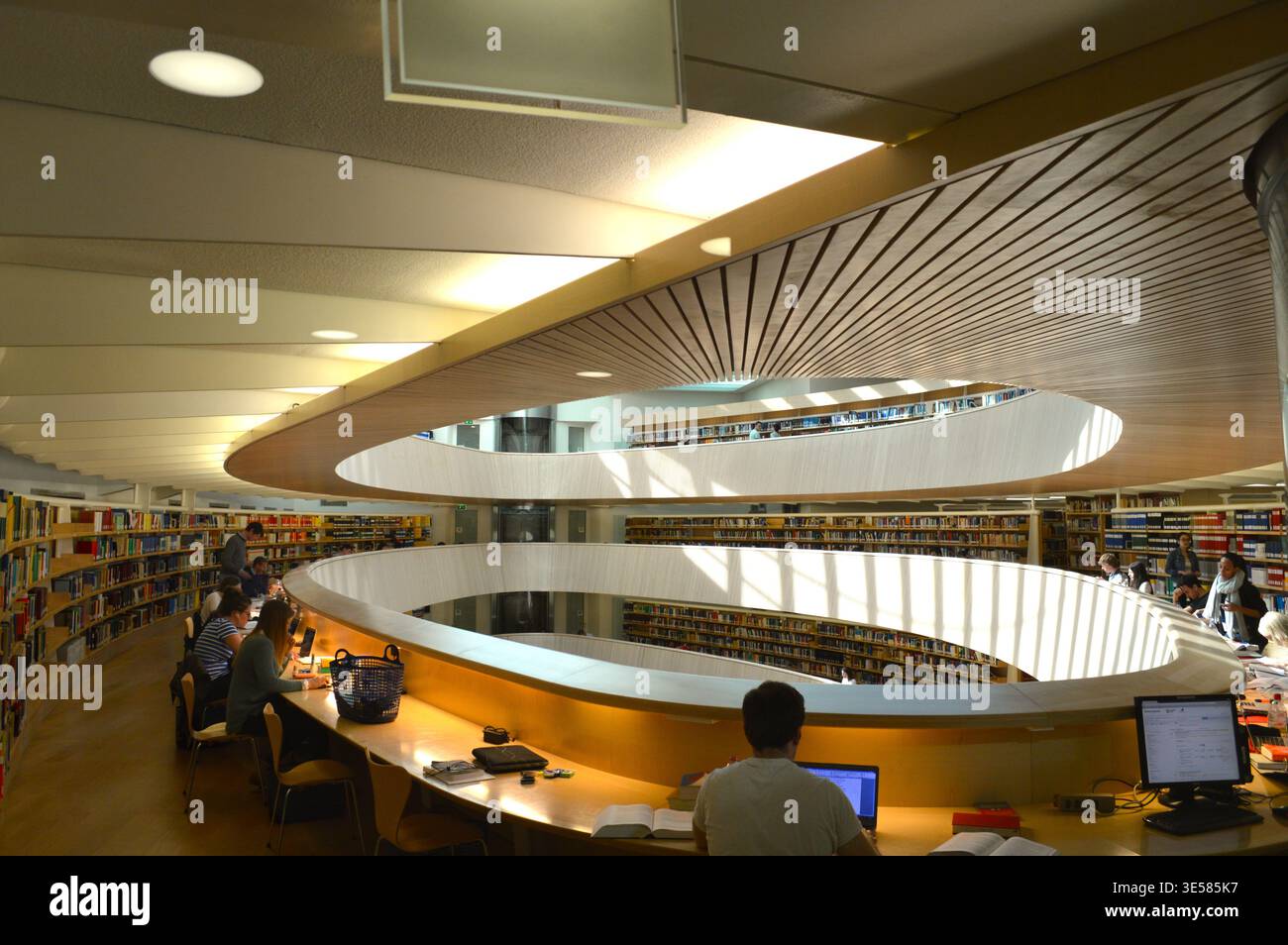 Zurich, Suisse – 15 avril 2015 : intérieur de la bibliothèque de droit de l'Université de Zurich conçu par Santiago Calatrava avec atrium courbé et galeries Banque D'Images