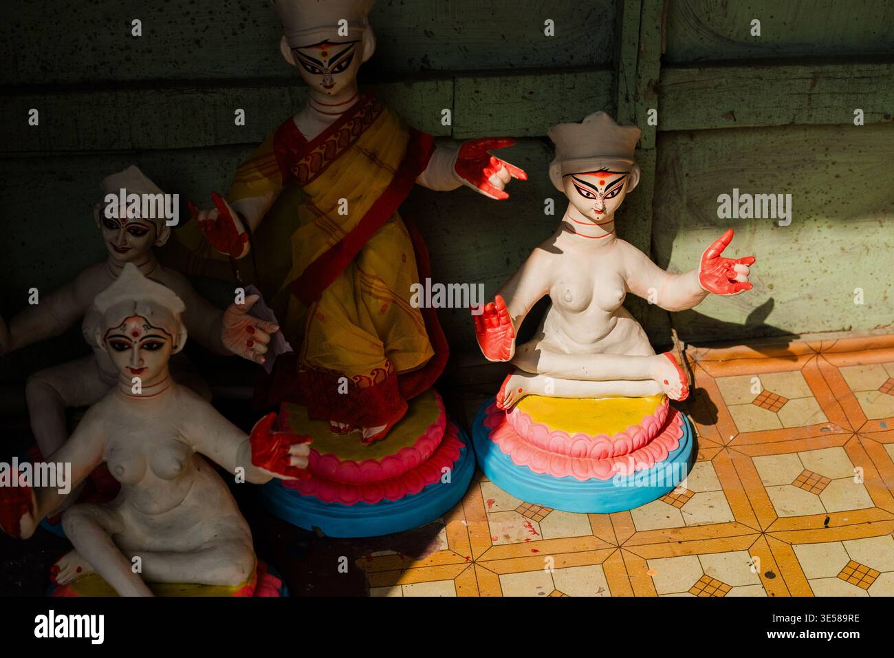 Sculptures en argile vibrantes de divinités hindoues exposées dans un marché indien, mettant en valeur l'artisanat traditionnel et le patrimoine culturel, parfaites pour les voyages Banque D'Images