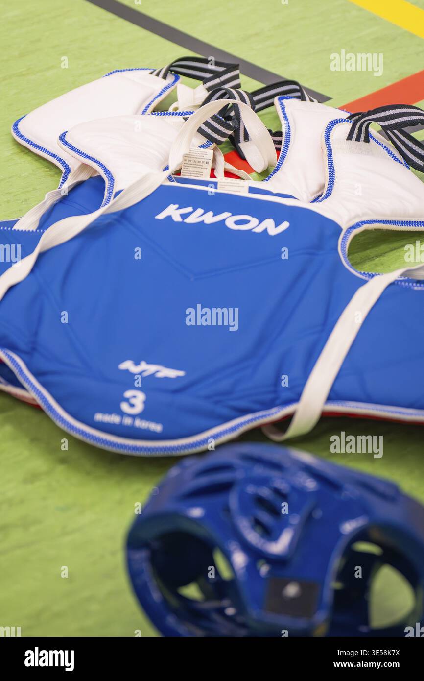 Gilet de taekwondo bleu sur un sol vert dans une salle de sport, Taekwondo, Calw, Allemagne Banque D'Images