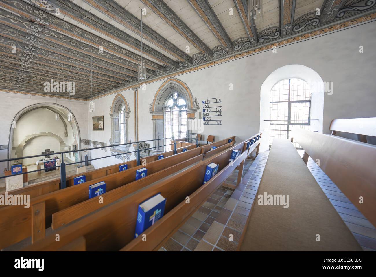 Vue d'une galerie avec des bancs modernes et des livres de prières, Deufringen, Aidlingen, Boeblingen district, Allemagne Banque D'Images