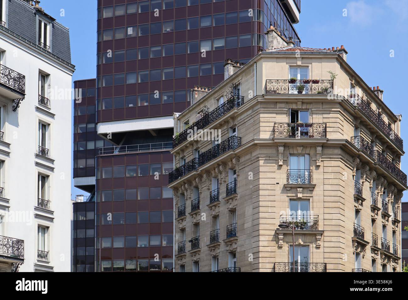 Paris, France - 7 mai 2022 : vue d'immeubles résidentiels de la rue Tolbiac dans le 13ème arrondissement de Paris avec le Panthéon de l'Université Paris 1 Banque D'Images