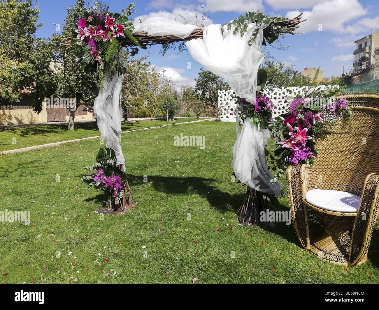 Arche de mariage de destination avec décoration Banque D'Images