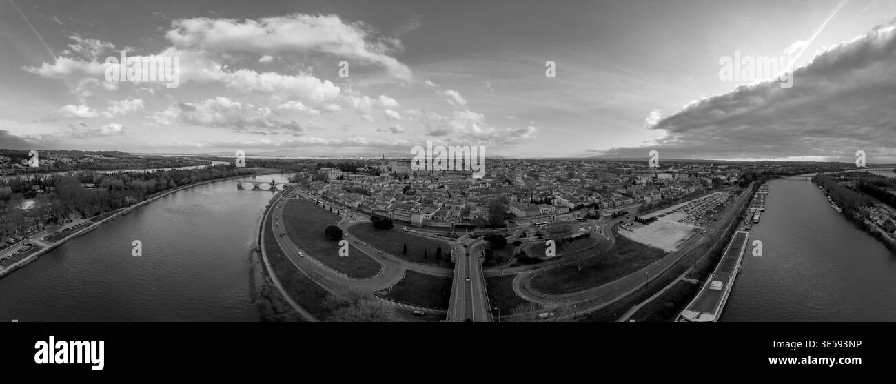Avignon : la Cité des Papes. Explorez l'immense Palais des Papes, le légendaire pont brisé et les trésors culturels cachés du sud de la France Banque D'Images
