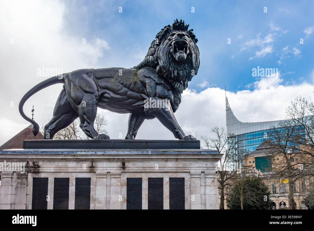 Le Lion Maiwand se trouve dans le centre de Forbury Gardens à Reading, Berkshire. Banque D'Images