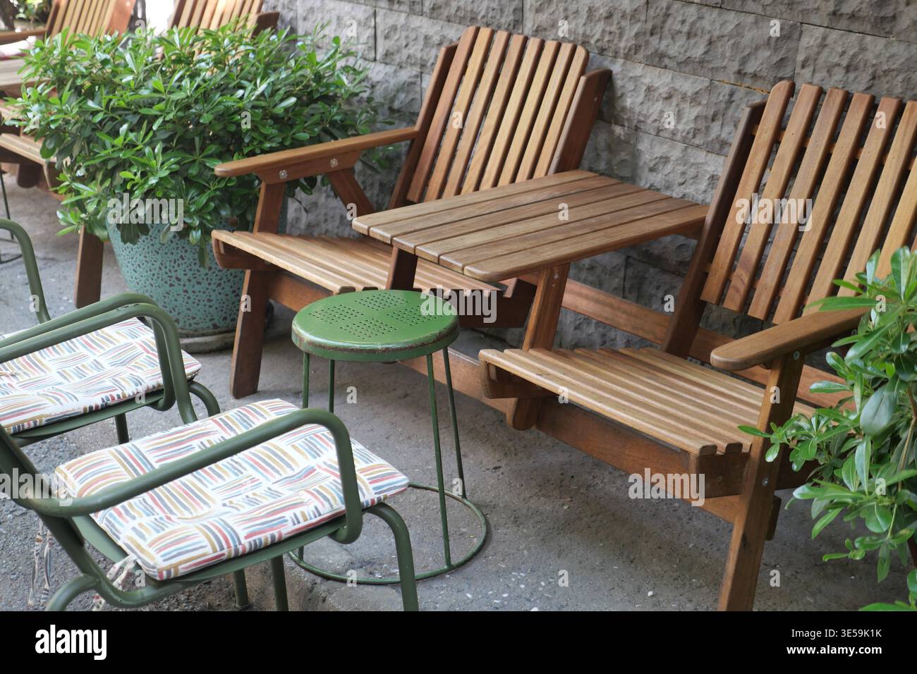 Chaises en bois et petite table près de verdure dans l'espace extérieur Banque D'Images
