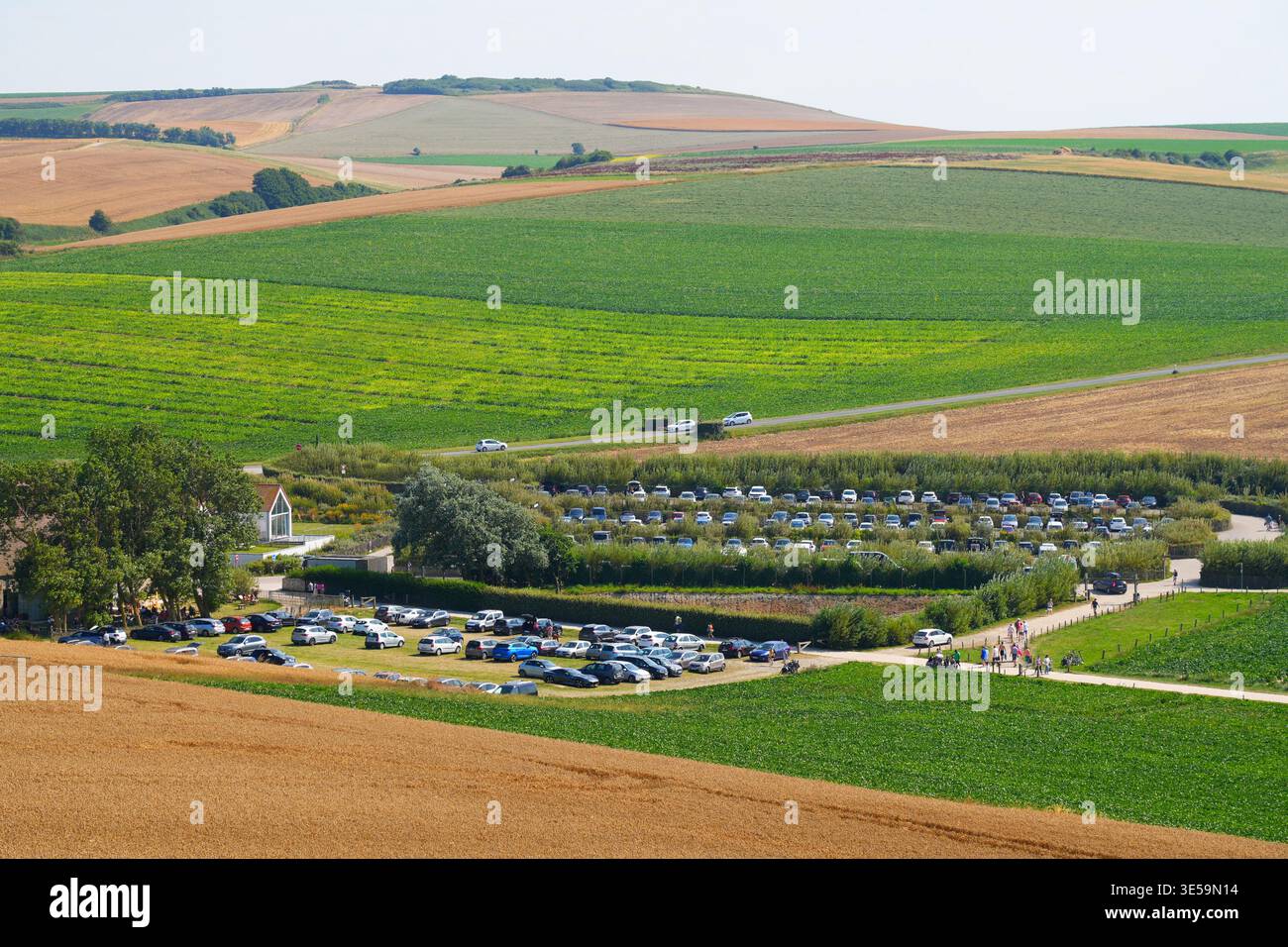 Vue en angle élevé du parking des visiteurs et du paysage agricole au Cap Blanc-nez, France Banque D'Images