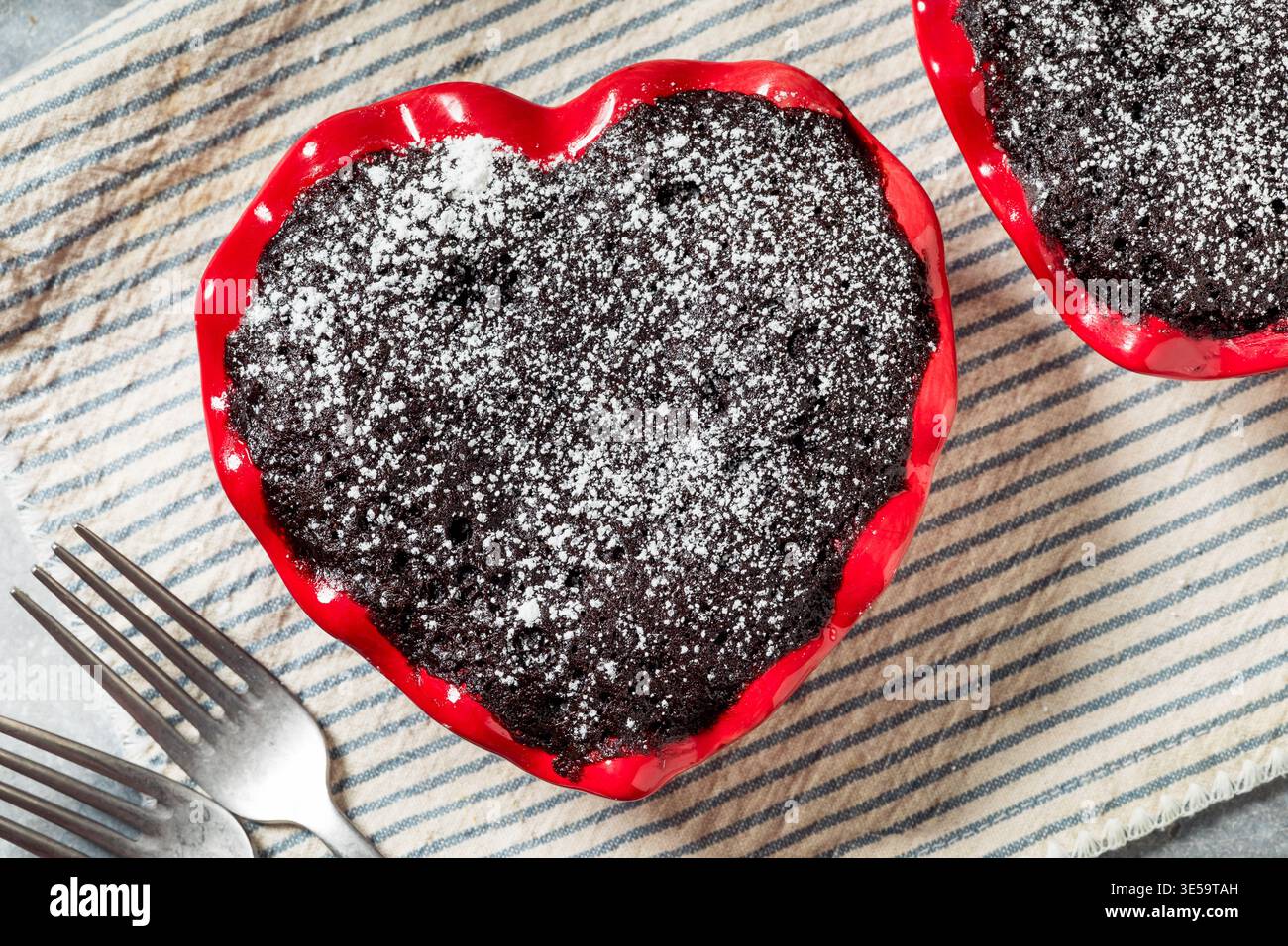 Gâteau Brownie au chocolat en forme de coeur fait maison pour la Saint-Valentin Banque D'Images