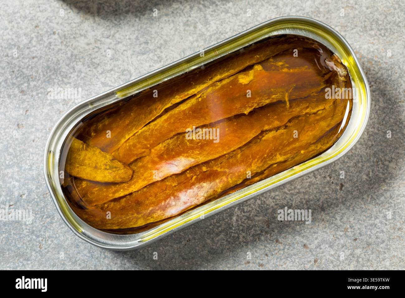 Anchois de Tinner bio maison dans l'huile prêt à manger Banque D'Images