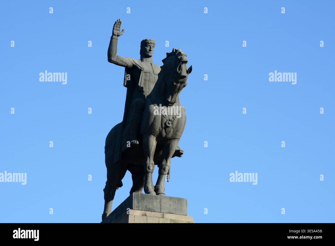 La statue en bronze du roi Vakhtang Gorgasali à cheval située au-dessus de la falaise Metekhi et de la rivière Kura à Tbilissi, Géorgie. Banque D'Images