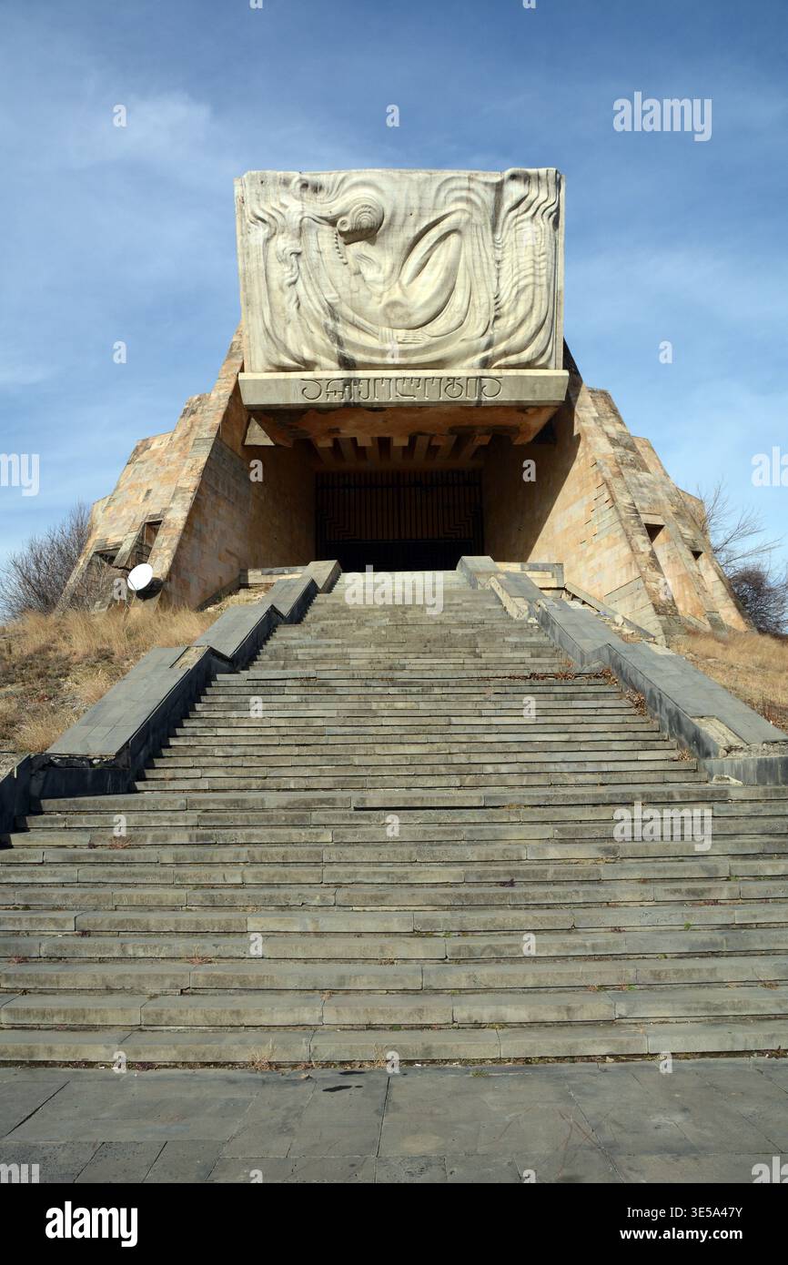 L'extérieur de l'ancienne ère soviétique musée d'archéologie conçu dans le style architectural brutaliste, à Tbilissi, Géorgie. Banque D'Images