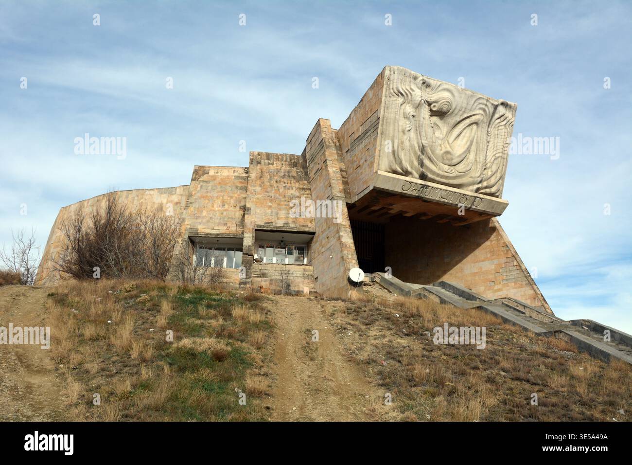 L'extérieur de l'ancienne ère soviétique musée d'archéologie conçu dans le style architectural brutaliste, à Tbilissi, Géorgie. Banque D'Images