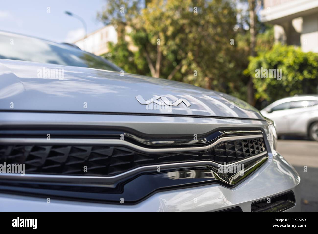 Calandre de voiture Kia Sportage et nouveau logo détaillé. 21 février 2026. Givatayim, Israël Banque D'Images