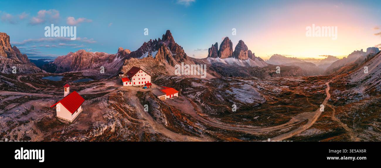 Vue aérienne panoramique du coucher de soleil sur Tre Cime di Lavaredo et Rifugio Locatelli en automne dans les Dolomites, Italie Banque D'Images