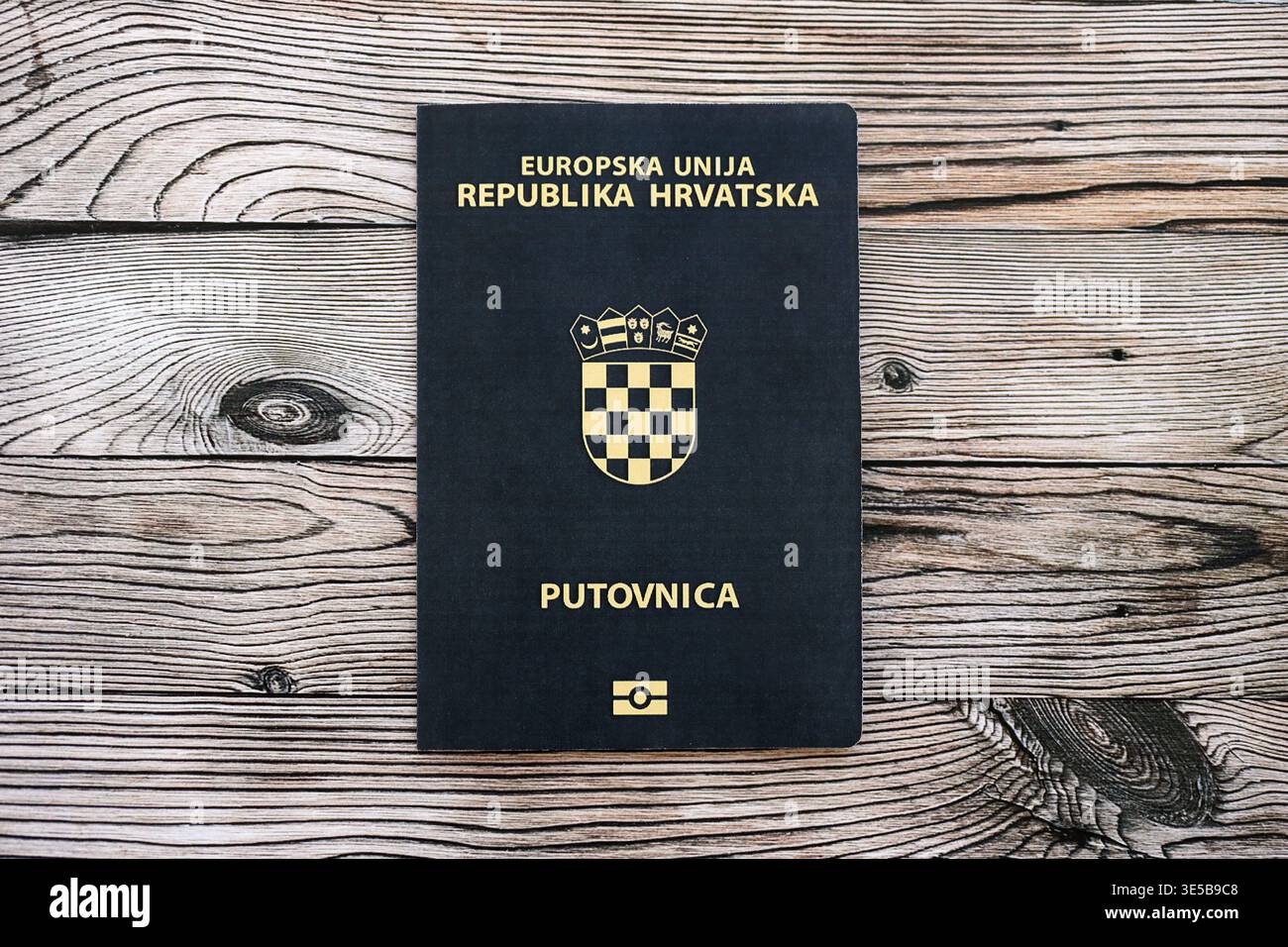 Passeport croate sur la table de près. Carnet officiel de documents d'identité pour les citoyens de Croatie. Concept de voyage et de tourisme en Croatie Banque D'Images