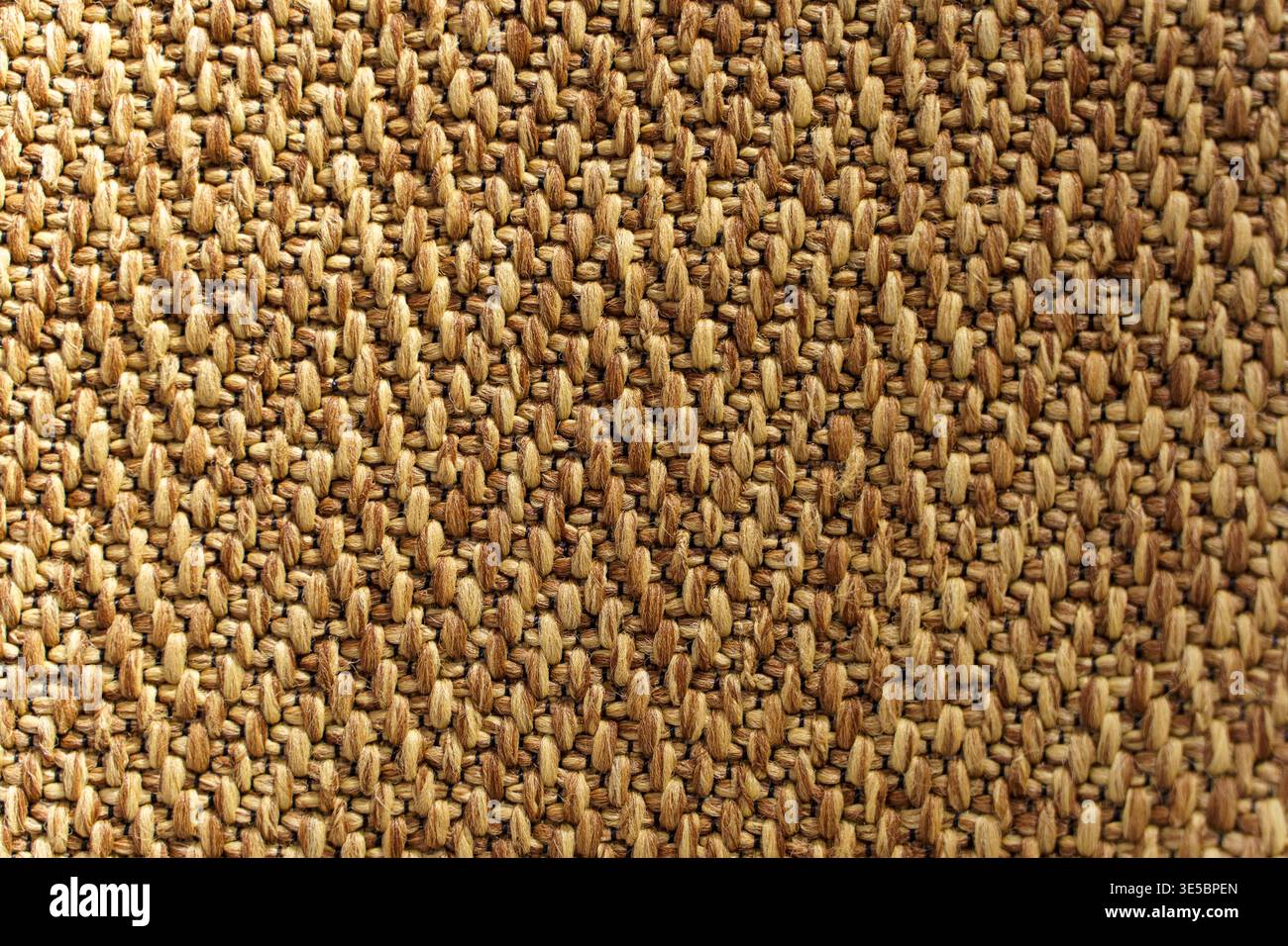 Texture détaillée d'un tapis synthétique moderne avec un motif de tissage serré. Vue en angle élevé du matériau de revêtement de sol textile durable dans les tons brun neutre et beige pour le bureau ou la maison. Photo de haute qualité Banque D'Images