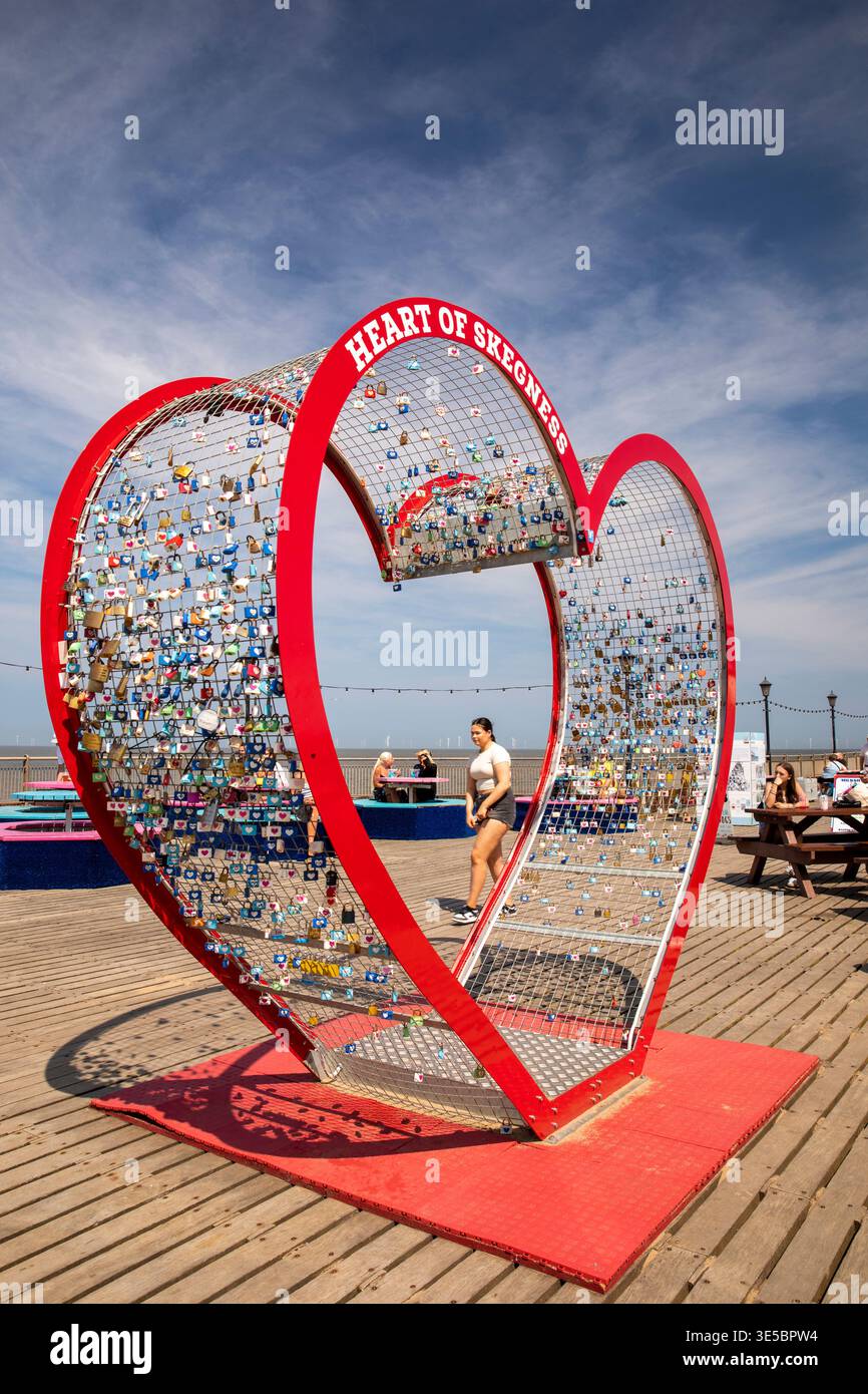 Royaume-Uni, Angleterre, Lincolnshire, Skegness, Pier, Heart of Skegness Love Lock Banque D'Images