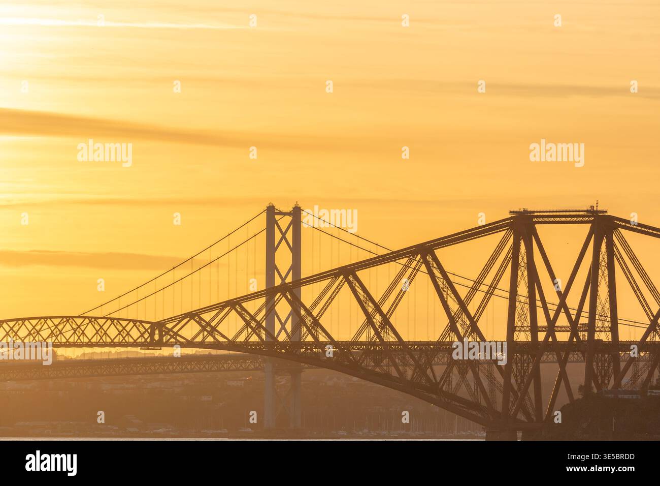 Belles couleurs orange du coucher de soleil sur le Forth Bridge et le Forth Road Bridge, en Écosse Banque D'Images