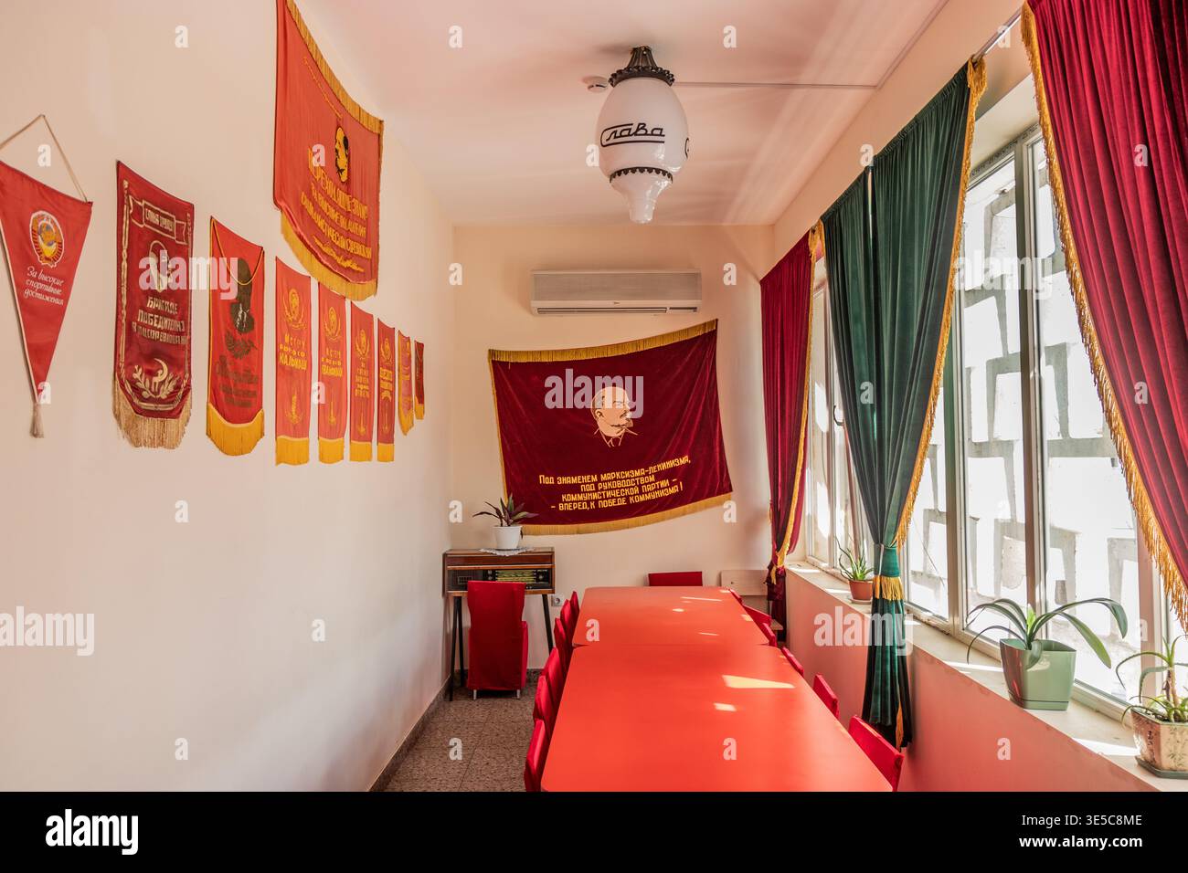 BENDERY, TRANSNISTRIE - 5 MAI 2023 : cantine de l'intérieur de l'URSS à Bendery, Transnistrie. La cantine est décorée dans un style communiste. Banque D'Images