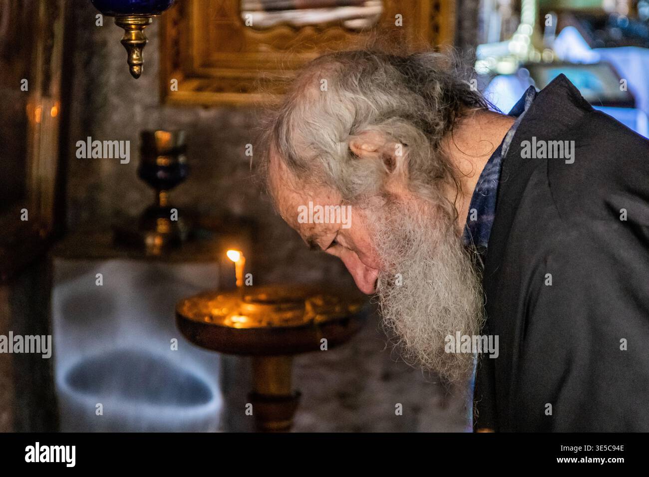 Orheiul VECHI, MOLDAVIE - 6 MAI 2023 : Monk in Cave (Pestera) monastère à Orheiul Vechi, Moldavie Banque D'Images