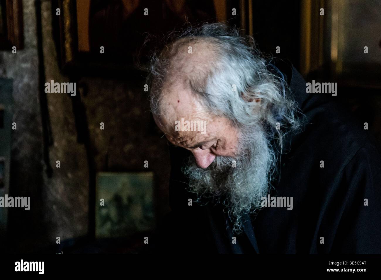 Orheiul VECHI, MOLDAVIE - 6 MAI 2023 : Monk in Cave (Pestera) monastère à Orheiul Vechi, Moldavie Banque D'Images