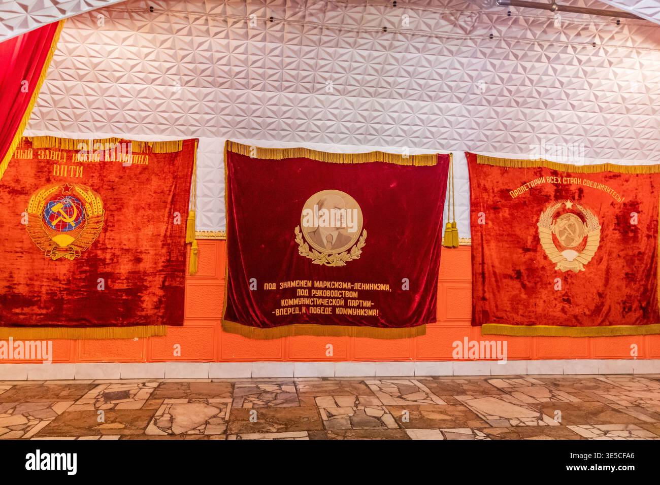 TIRASPOL, TRANSNISTRIE - 3 MAI 2023 : cantine intérieure de l'URSS à Tiraspol, capitale de la Transnistrie. La cantine est décorée dans un style communiste. Banque D'Images