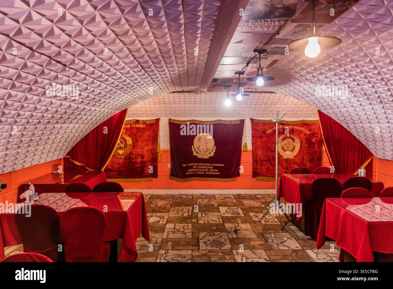 TIRASPOL, TRANSNISTRIE - 3 MAI 2023 : cantine intérieure de l'URSS à Tiraspol, capitale de la Transnistrie. La cantine est décorée dans un style communiste. Banque D'Images