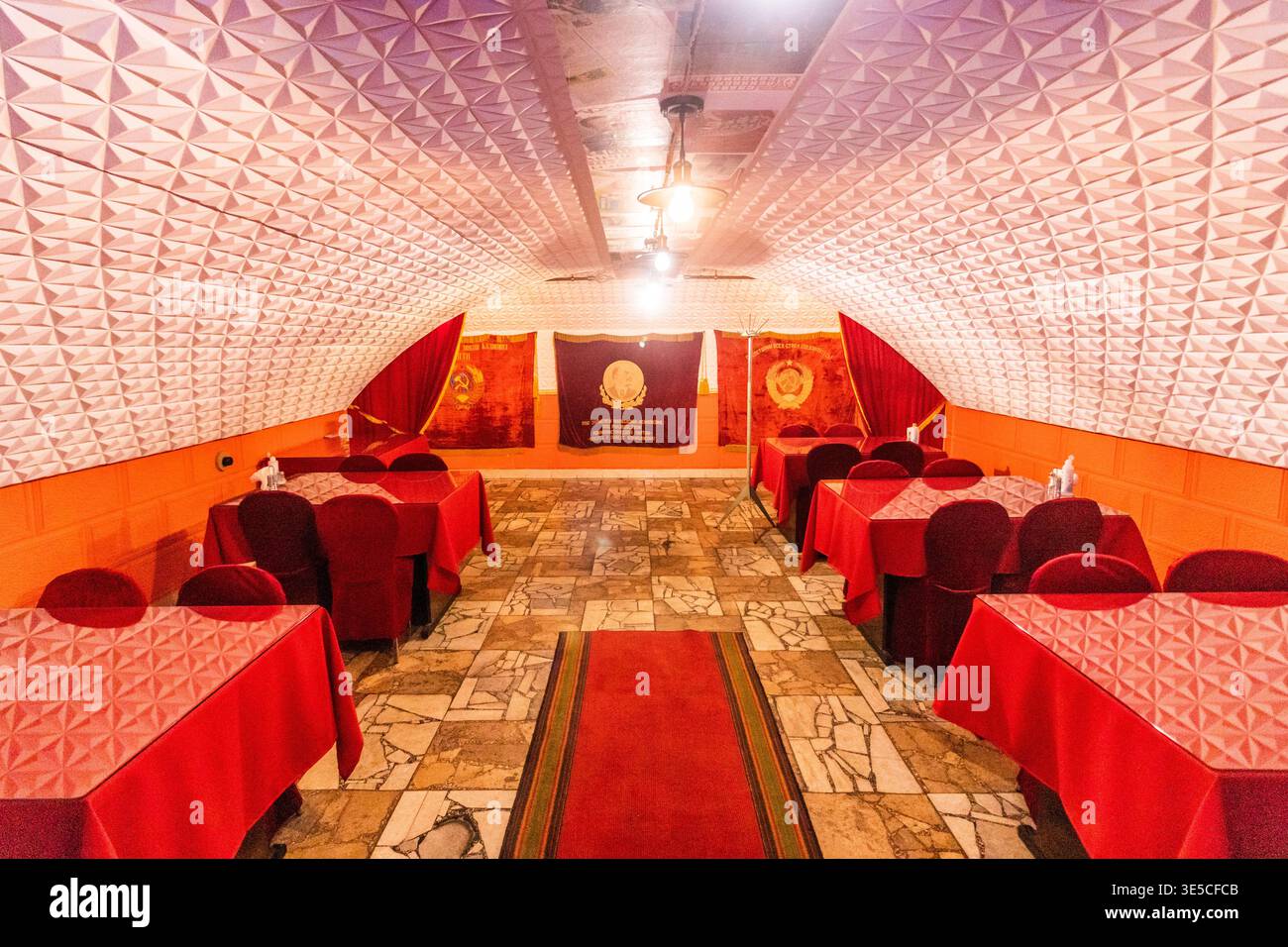TIRASPOL, TRANSNISTRIE - 3 MAI 2023 : cantine intérieure de l'URSS à Tiraspol, capitale de la Transnistrie. La cantine est décorée dans un style communiste. Banque D'Images