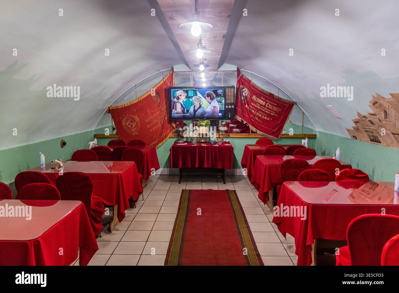 TIRASPOL, TRANSNISTRIE - 3 MAI 2023 : cantine intérieure de l'URSS à Tiraspol, capitale de la Transnistrie. La cantine est décorée dans un style communiste. Banque D'Images