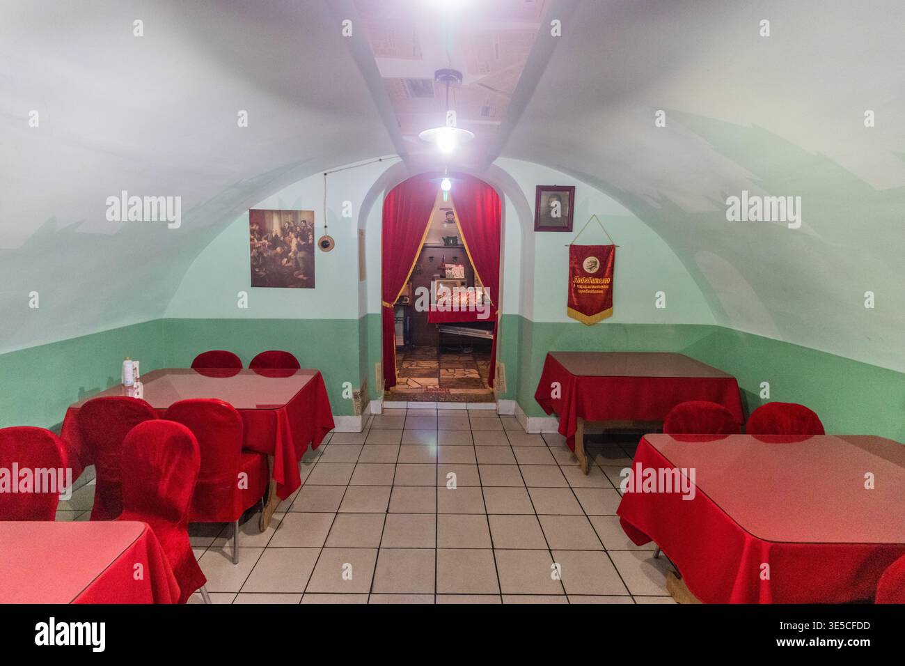 TIRASPOL, TRANSNISTRIE - 3 MAI 2023 : cantine intérieure de l'URSS à Tiraspol, capitale de la Transnistrie. La cantine est décorée dans un style communiste. Banque D'Images